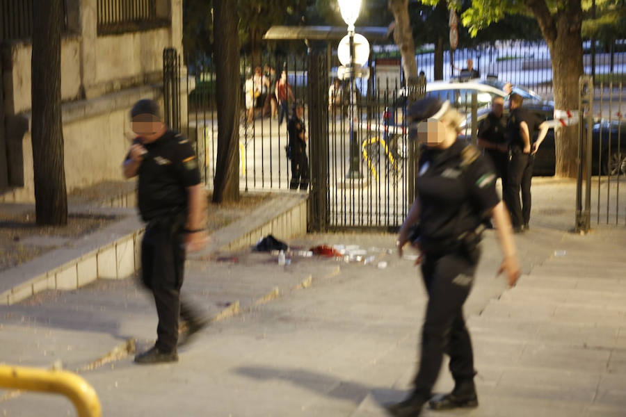 El agresor, que ha huido del lugar de los hechos, se ha cortado las venas antes de ser detenido. La mujer apuñalada ha sido trasladada al hospital.