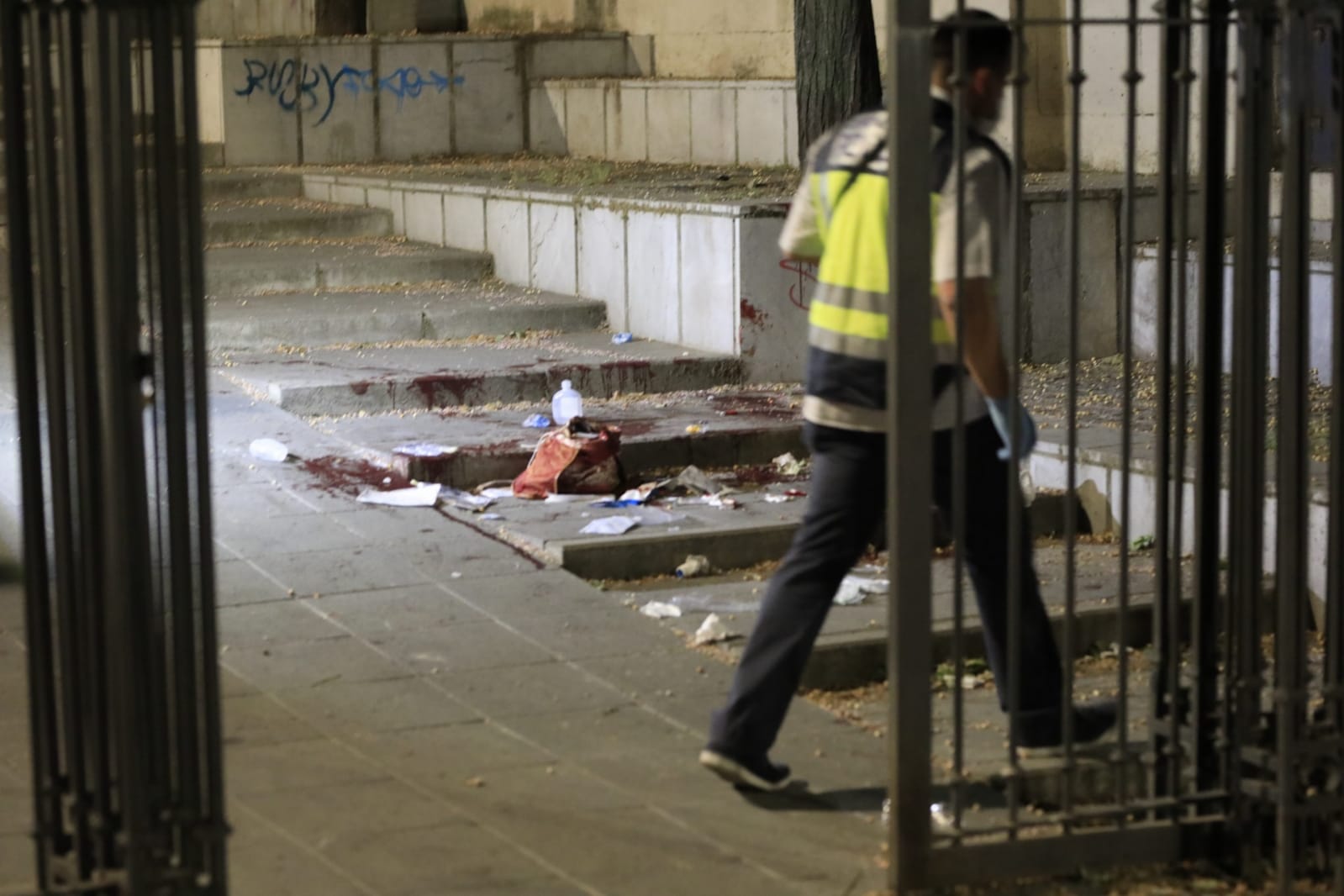 El agresor, que ha huido del lugar de los hechos, se ha cortado las venas antes de ser detenido. La mujer apuñalada ha sido trasladada al hospital.