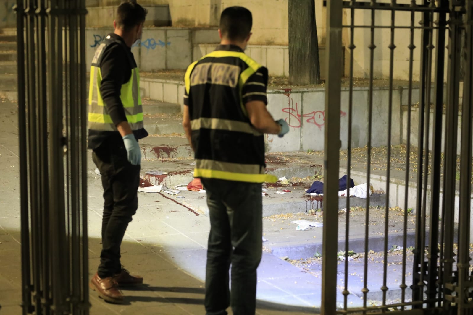 El agresor, que ha huido del lugar de los hechos, se ha cortado las venas antes de ser detenido. La mujer apuñalada ha sido trasladada al hospital.