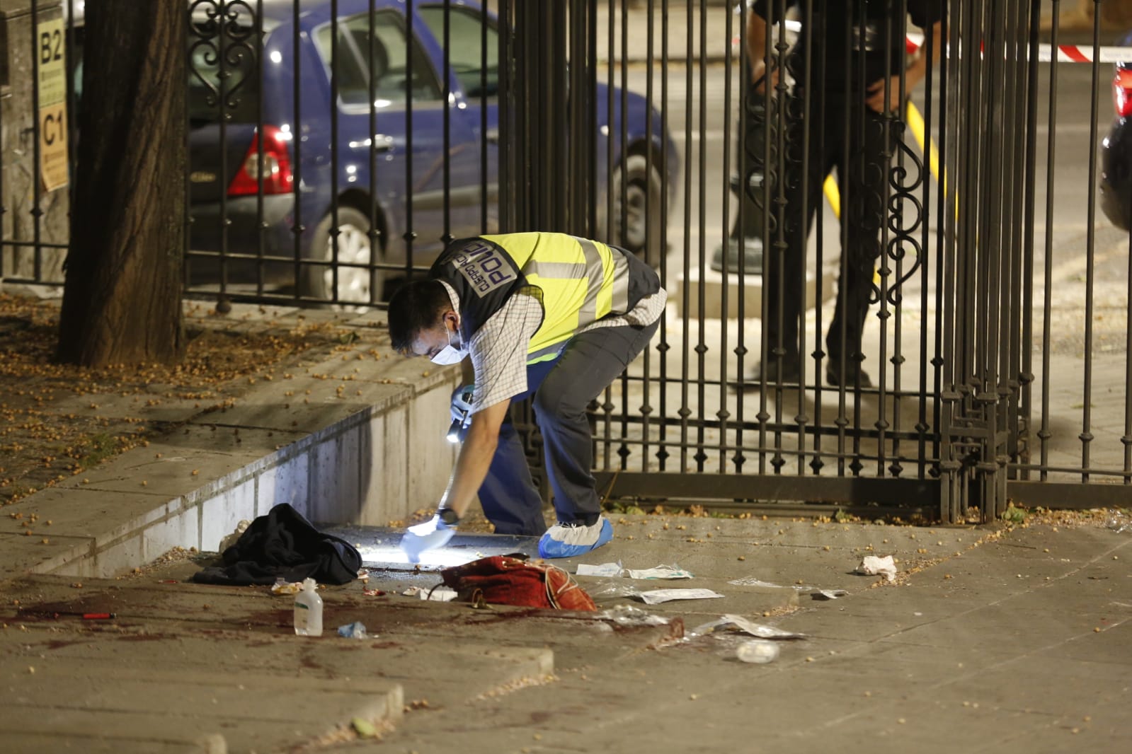 El agresor, que ha huido del lugar de los hechos, se ha cortado las venas antes de ser detenido. La mujer apuñalada ha sido trasladada al hospital.