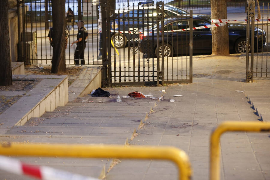 El agresor, que ha huido del lugar de los hechos, se ha cortado las venas antes de ser detenido. La mujer apuñalada ha sido trasladada al hospital.