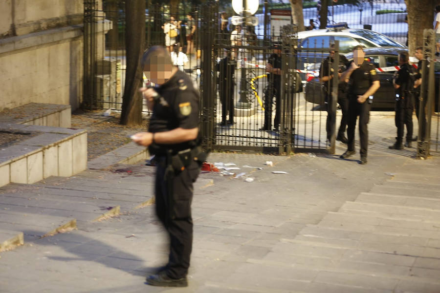 El agresor, que ha huido del lugar de los hechos, se ha cortado las venas antes de ser detenido. La mujer apuñalada ha sido trasladada al hospital.