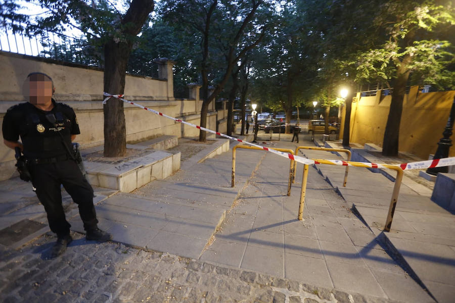 El agresor, que ha huido del lugar de los hechos, se ha cortado las venas antes de ser detenido. La mujer apuñalada ha sido trasladada al hospital.