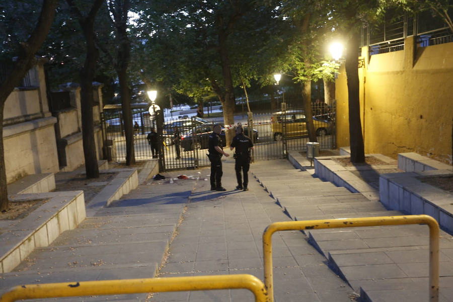 El agresor, que ha huido del lugar de los hechos, se ha cortado las venas antes de ser detenido. La mujer apuñalada ha sido trasladada al hospital.