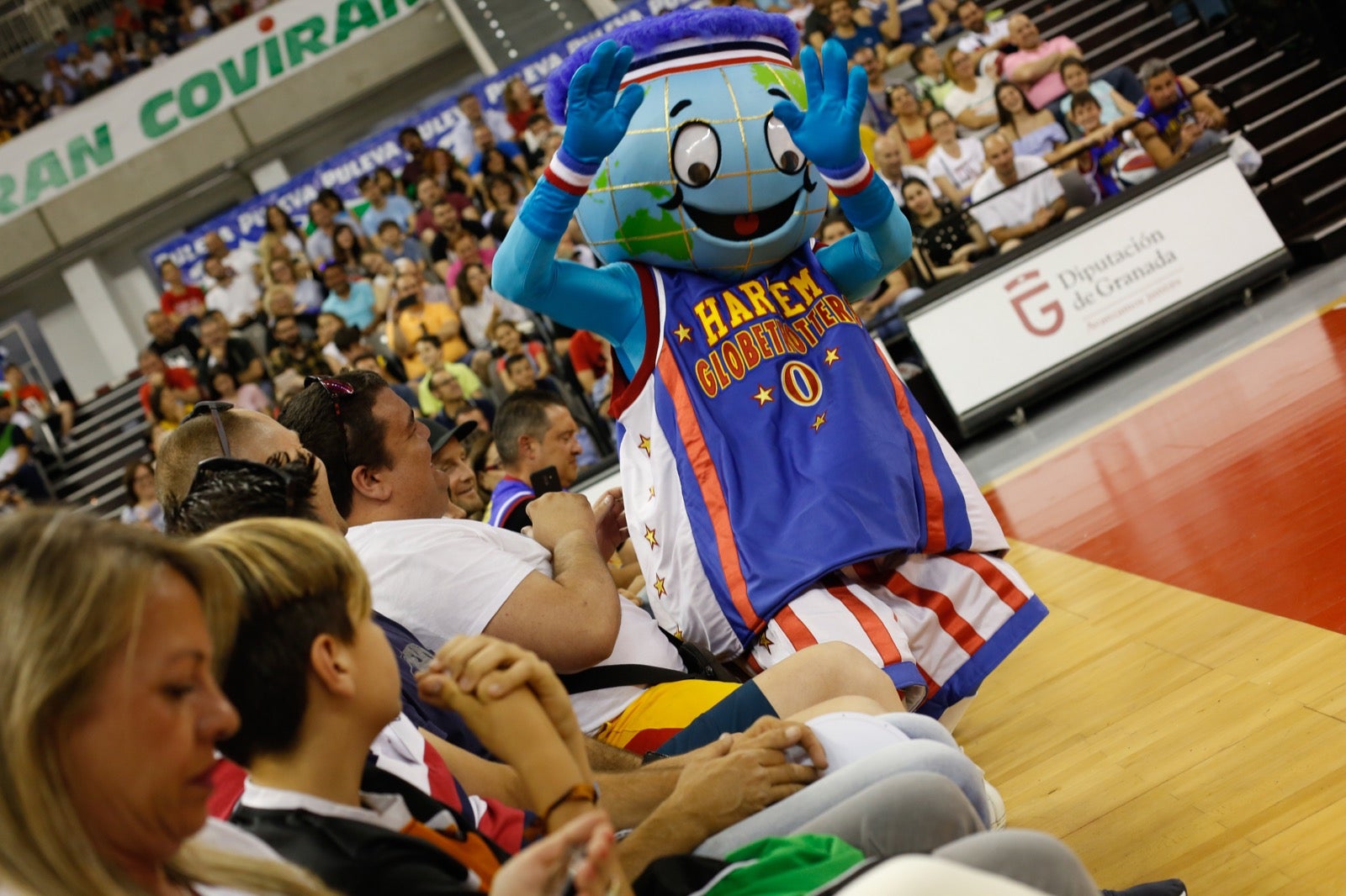 El Palacio de los Deportes de Granada fue el escenario de las espectaculares acrobacias con canastas de por medio del mítico equipo de Harlem