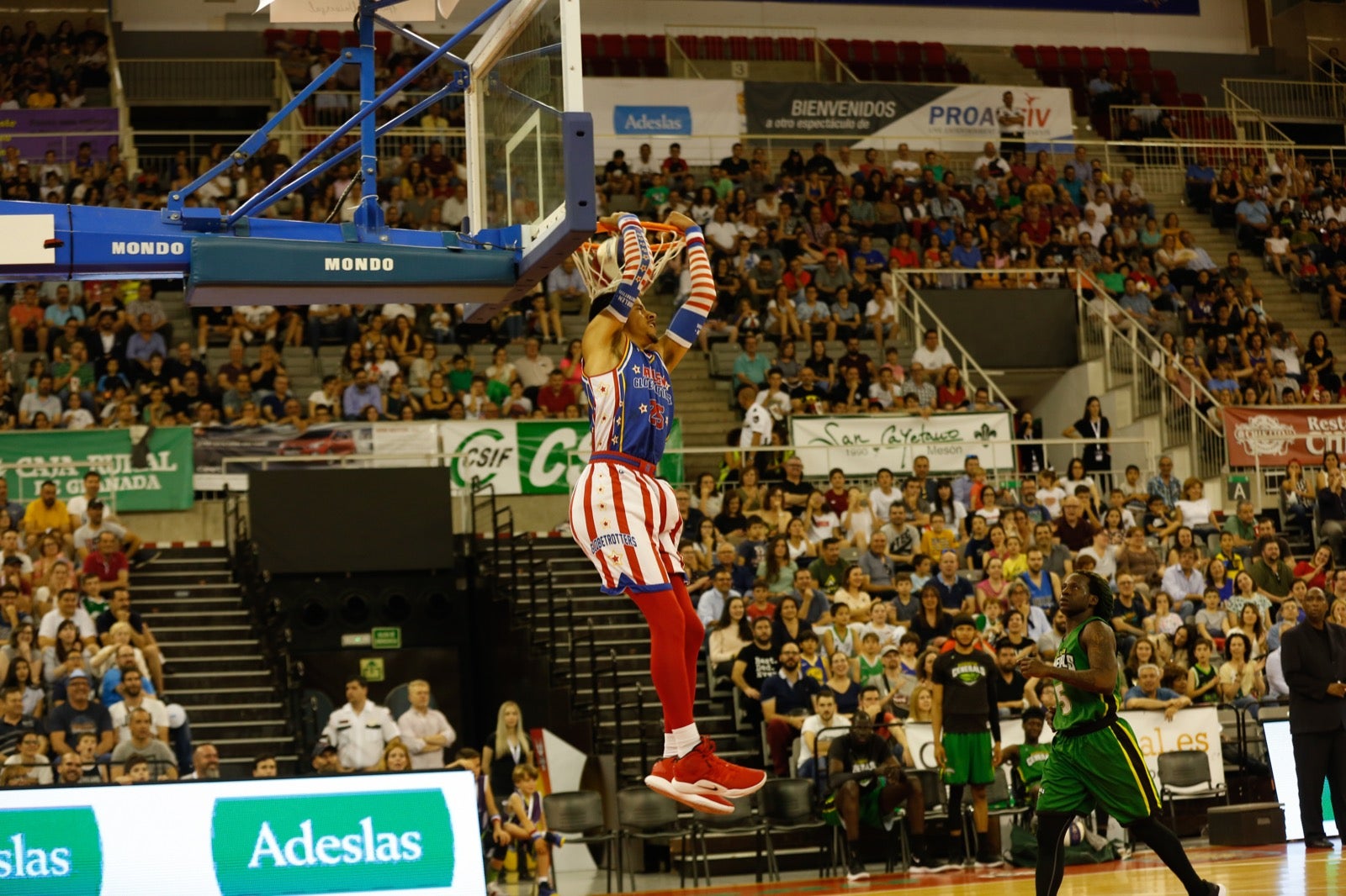 El Palacio de los Deportes de Granada fue el escenario de las espectaculares acrobacias con canastas de por medio del mítico equipo de Harlem