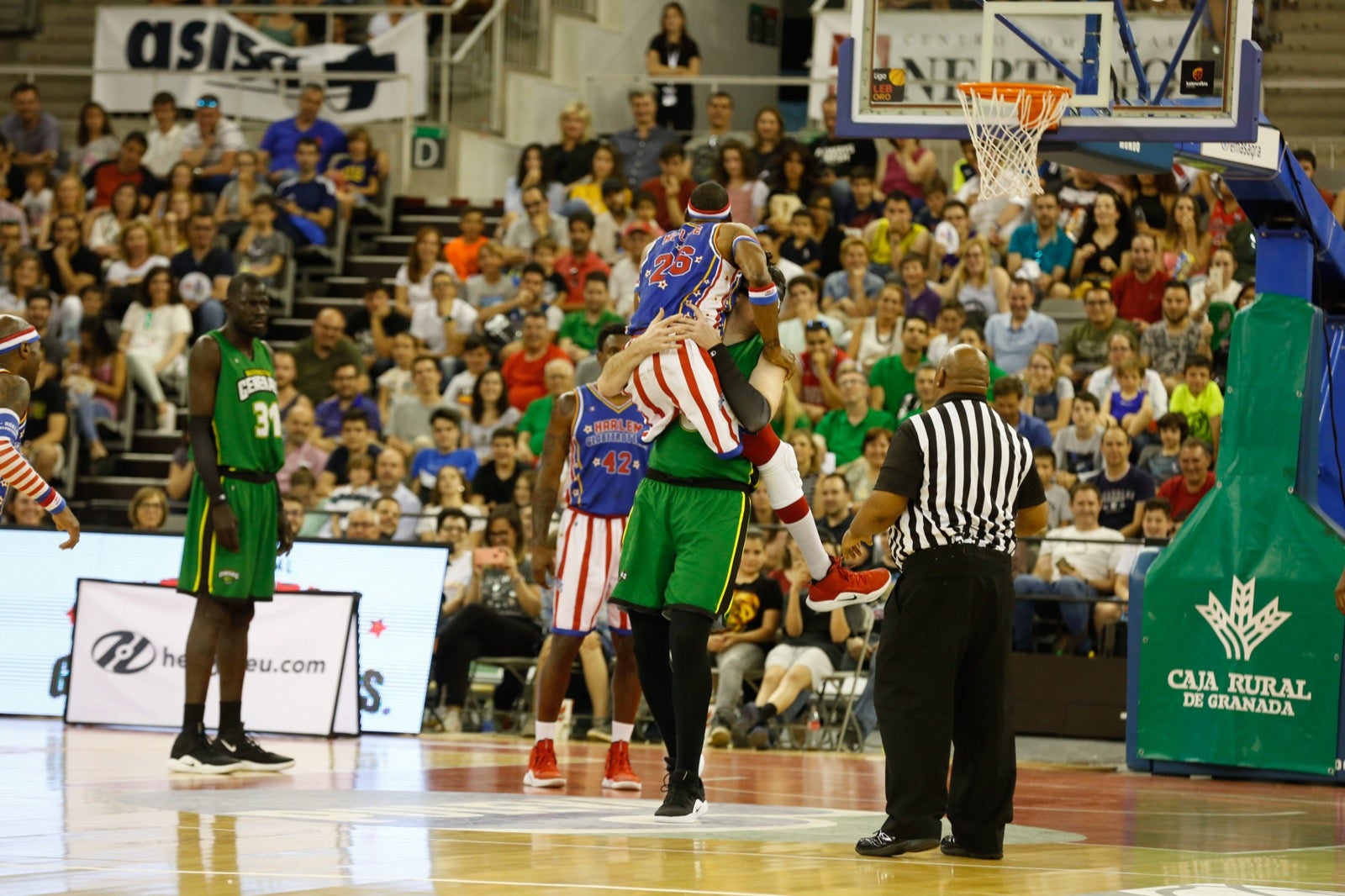 El Palacio de los Deportes de Granada fue el escenario de las espectaculares acrobacias con canastas de por medio del mítico equipo de Harlem