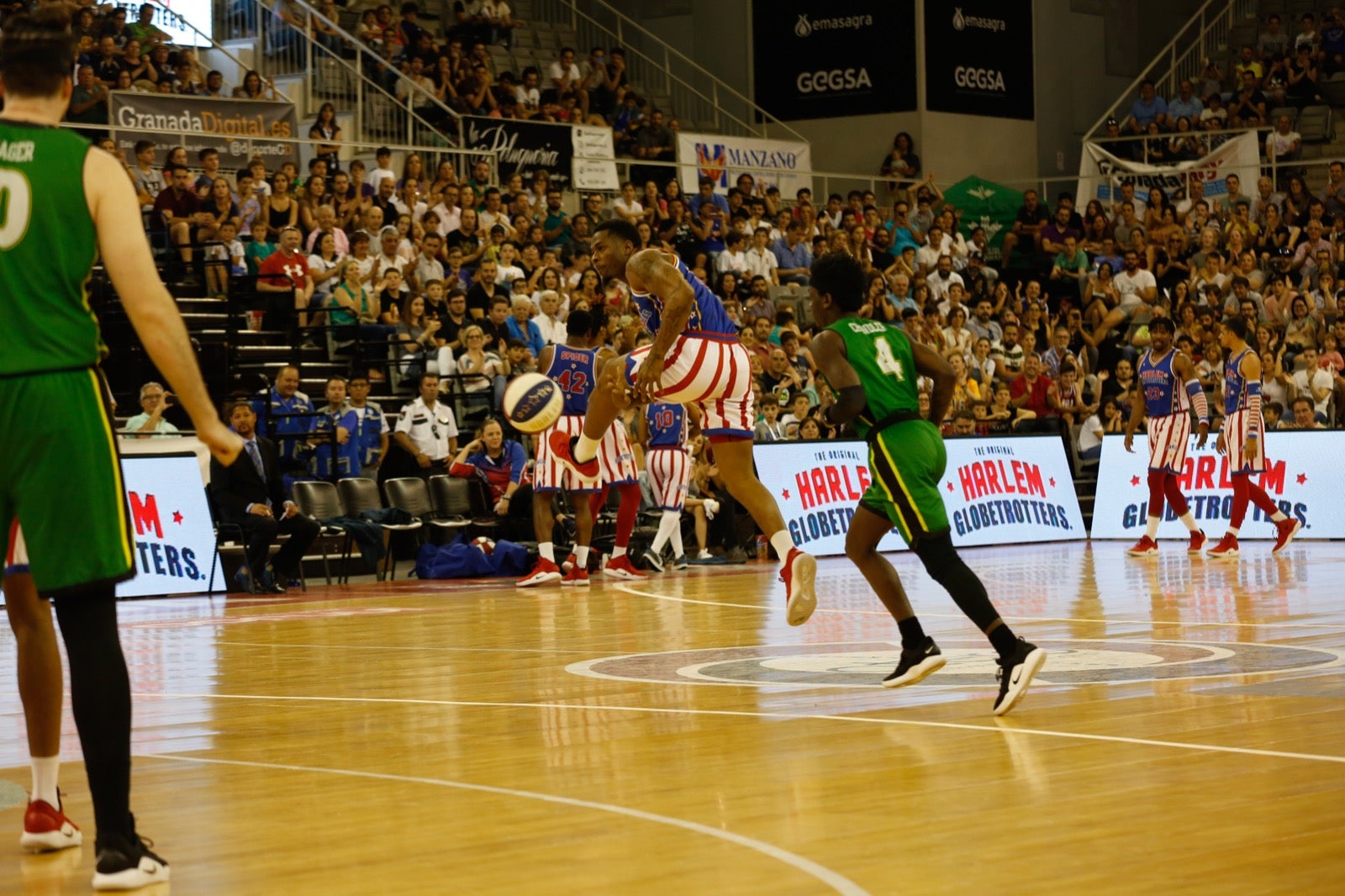 El Palacio de los Deportes de Granada fue el escenario de las espectaculares acrobacias con canastas de por medio del mítico equipo de Harlem