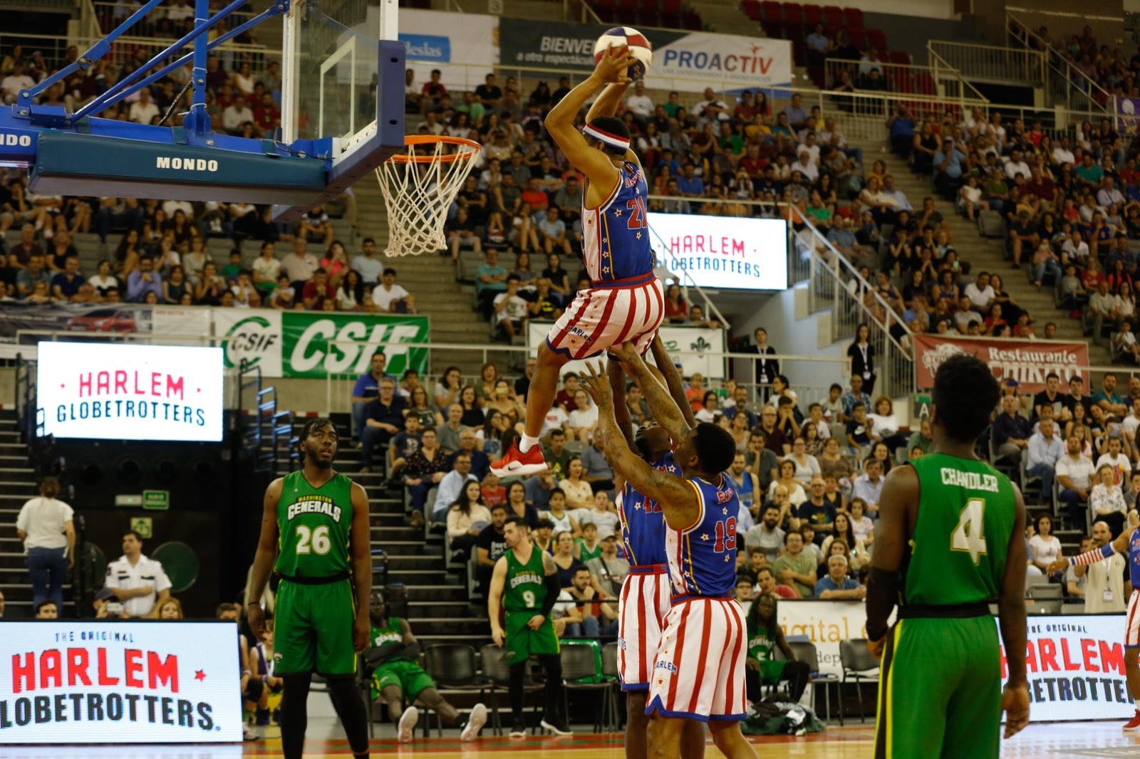 El Palacio de los Deportes de Granada fue el escenario de las espectaculares acrobacias con canastas de por medio del mítico equipo de Harlem