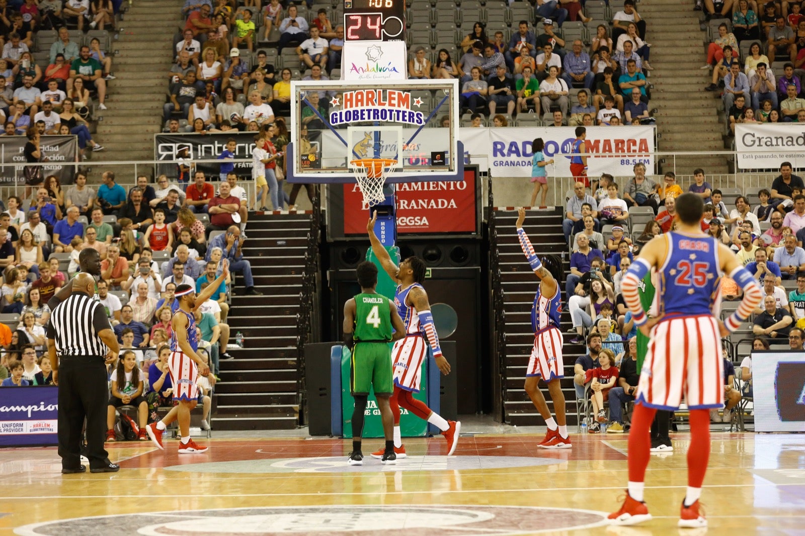 El Palacio de los Deportes de Granada fue el escenario de las espectaculares acrobacias con canastas de por medio del mítico equipo de Harlem