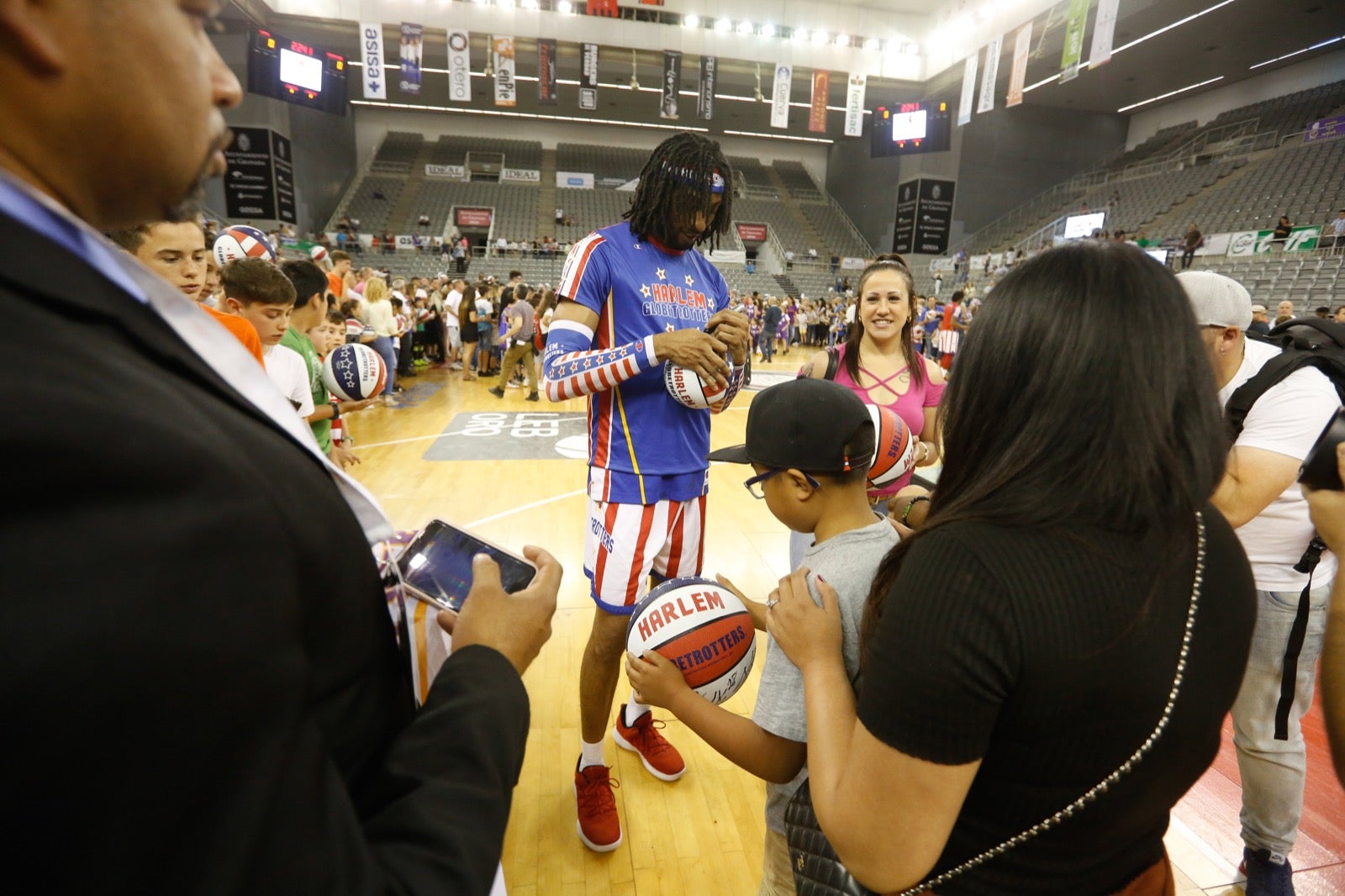 El Palacio de los Deportes de Granada fue el escenario de las espectaculares acrobacias con canastas de por medio del mítico equipo de Harlem