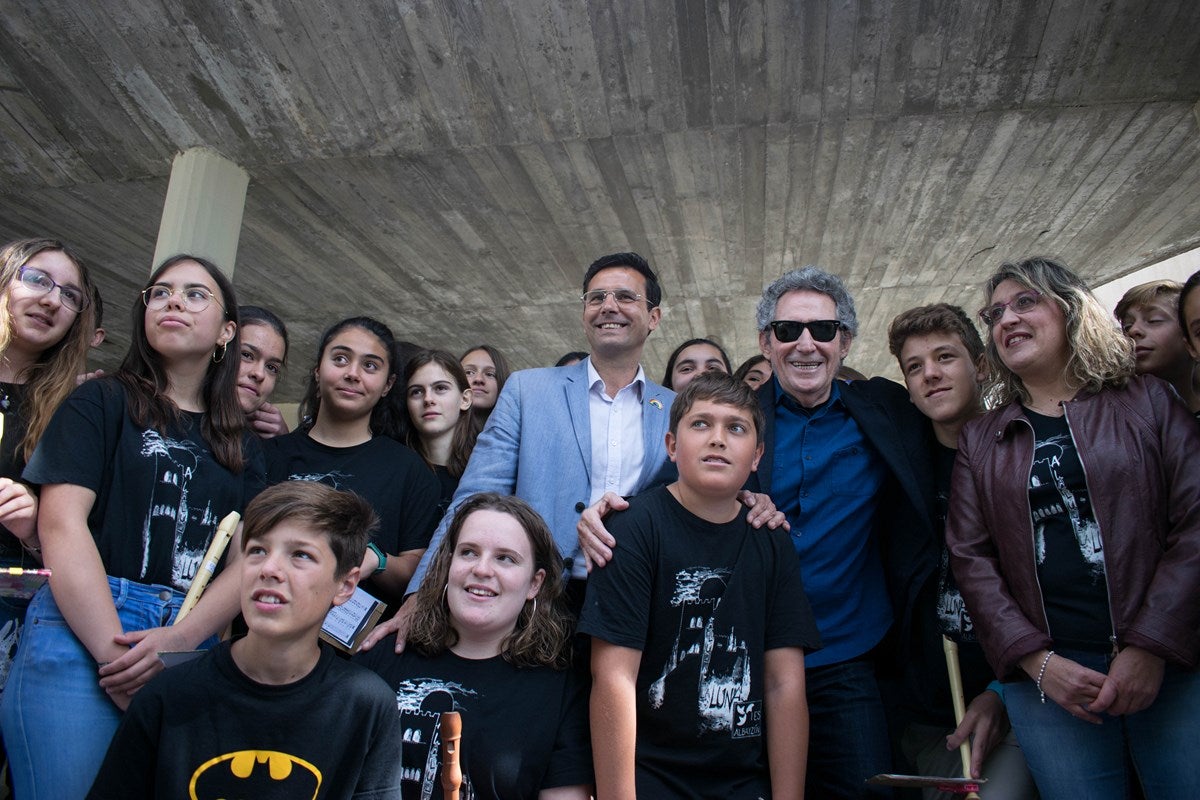 El cantante Miguel Rios, visita el IES Albayzin de Granada, donde se ha inaugurado un estudio de grabación con su nombre