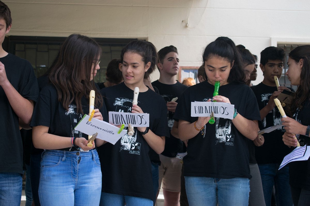 El cantante Miguel Rios, visita el IES Albayzin de Granada, donde se ha inaugurado un estudio de grabación con su nombre