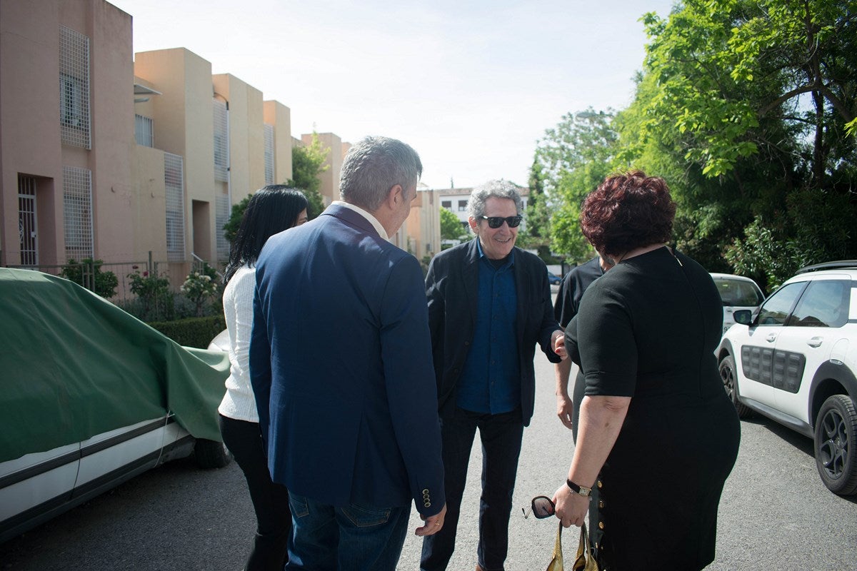 El cantante Miguel Rios, visita el IES Albayzin de Granada, donde se ha inaugurado un estudio de grabación con su nombre.