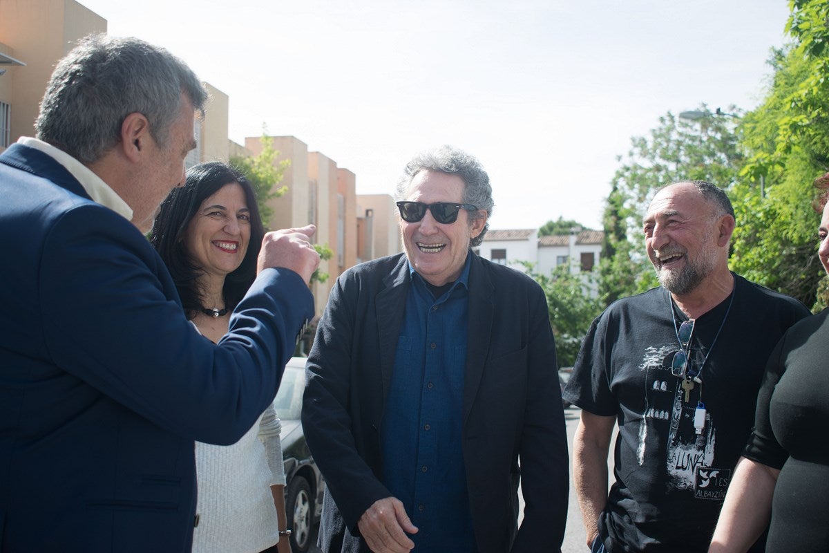 El cantante Miguel Rios, visita el IES Albayzin de Granada, donde se ha inaugurado un estudio de grabación con su nombre.