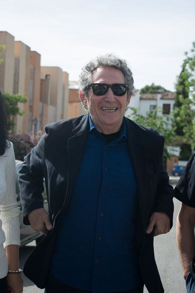 El cantante Miguel Rios, visita el IES Albayzin de Granada, donde se ha inaugurado un estudio de grabación con su nombre.