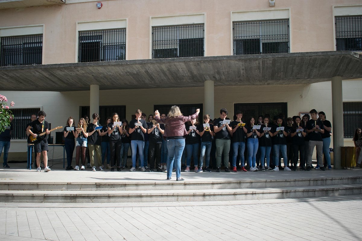 El cantante Miguel Rios, visita el IES Albayzin de Granada, donde se ha inaugurado un estudio de grabación con su nombre.