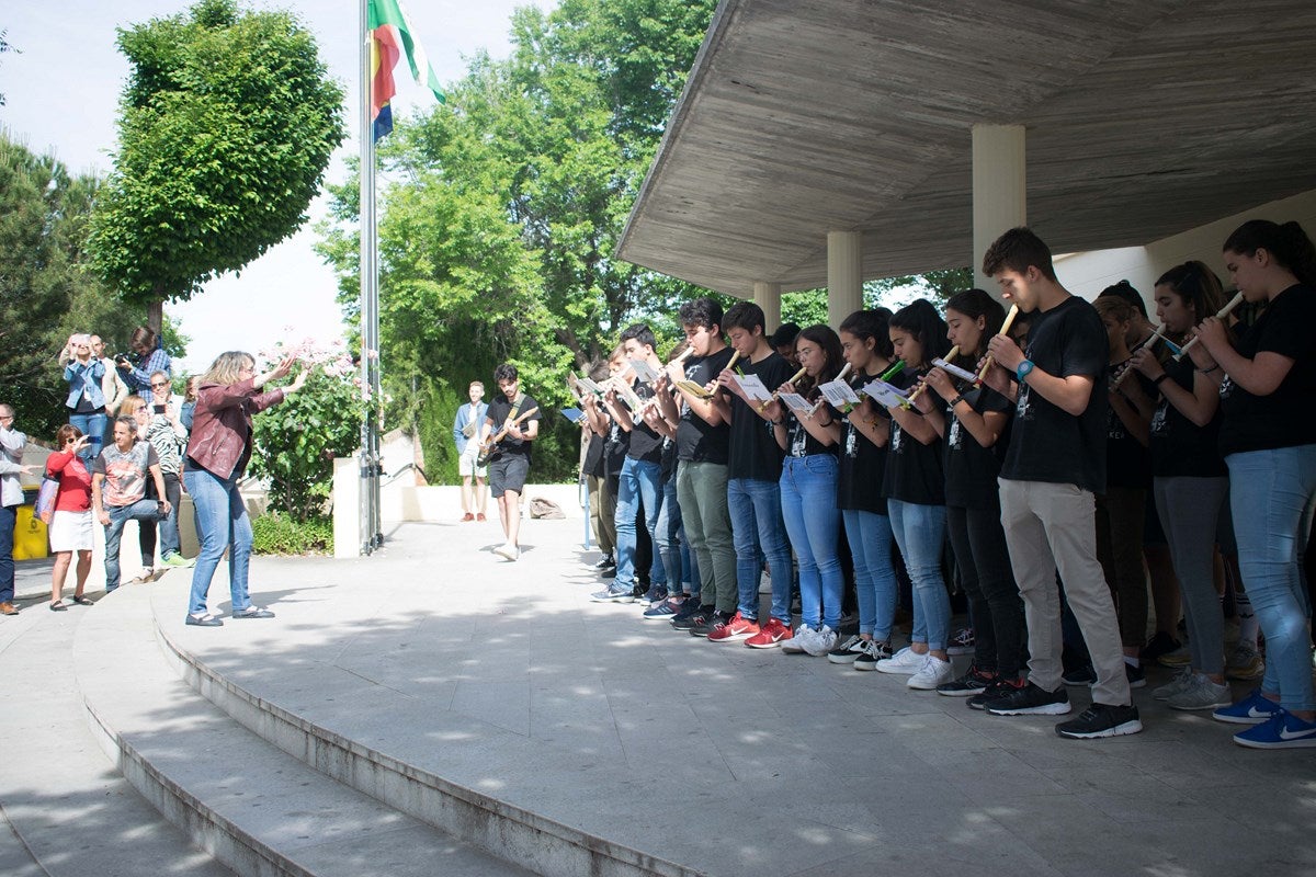 El cantante Miguel Rios, visita el IES Albayzin de Granada, donde se ha inaugurado un estudio de grabación con su nombre