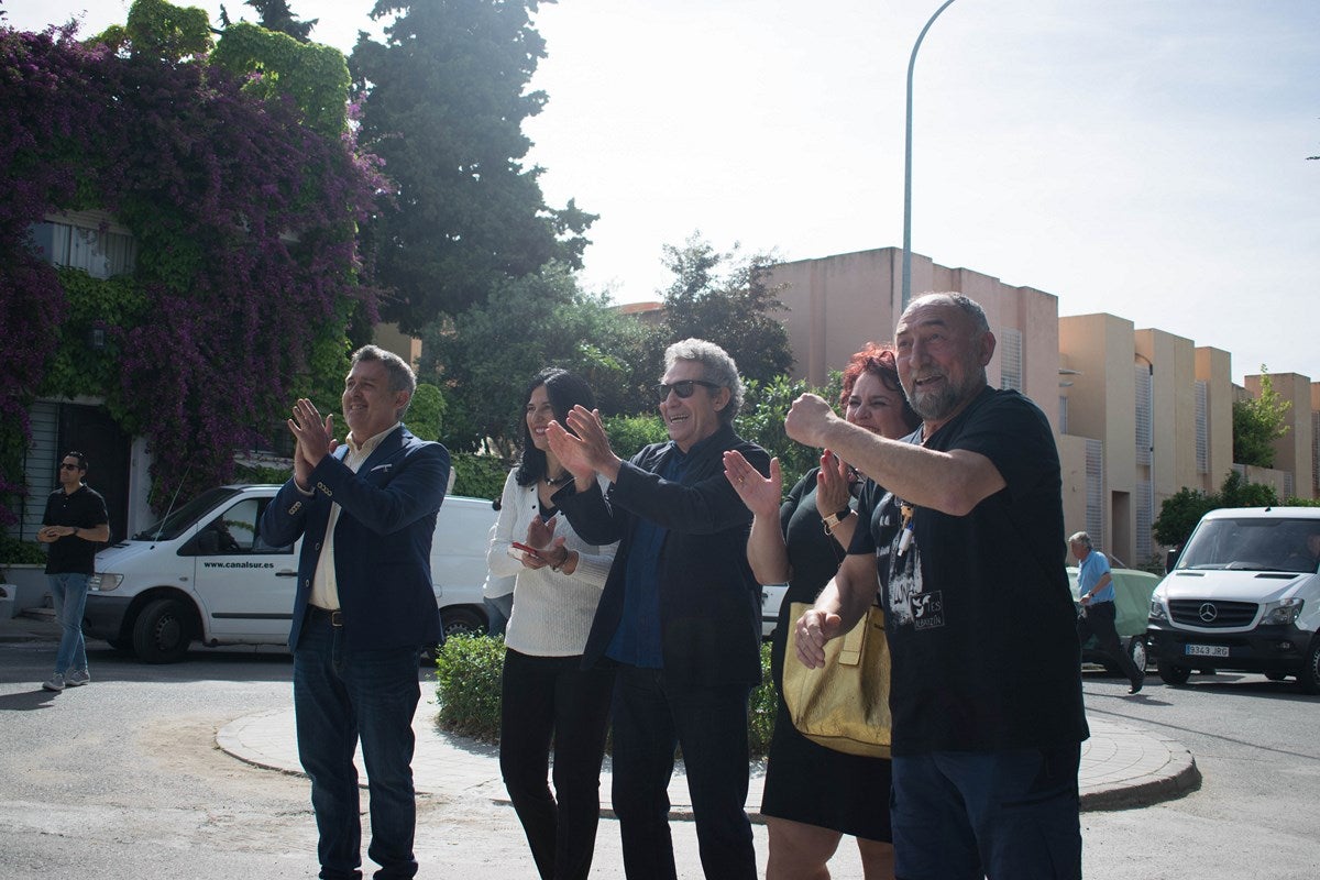 El cantante Miguel Rios, visita el IES Albayzin de Granada, donde se ha inaugurado un estudio de grabación con su nombre.