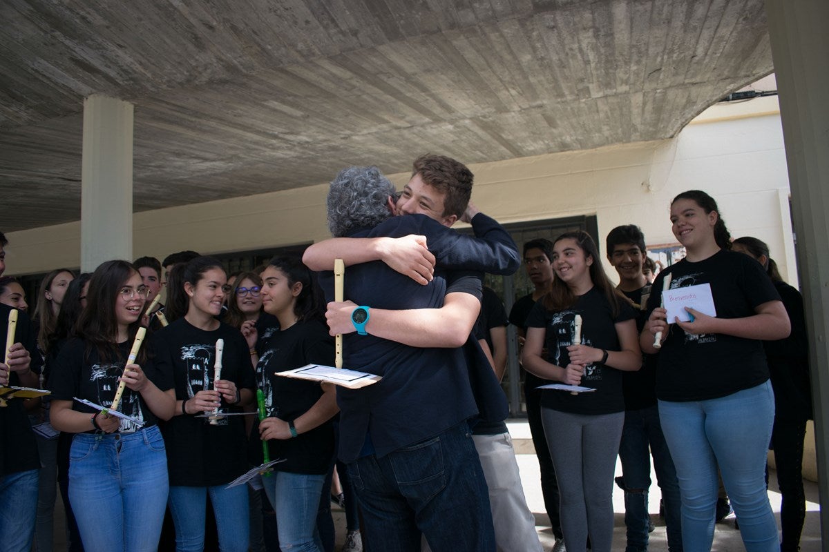 El cantante Miguel Rios, visita el IES Albayzin de Granada, donde se ha inaugurado un estudio de grabación con su nombre.