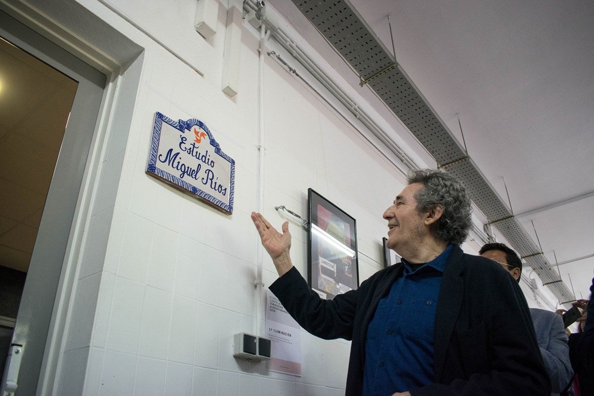 El cantante Miguel Rios, visita el IES Albayzin de Granada, donde se ha inaugurado un estudio de grabación con su nombre