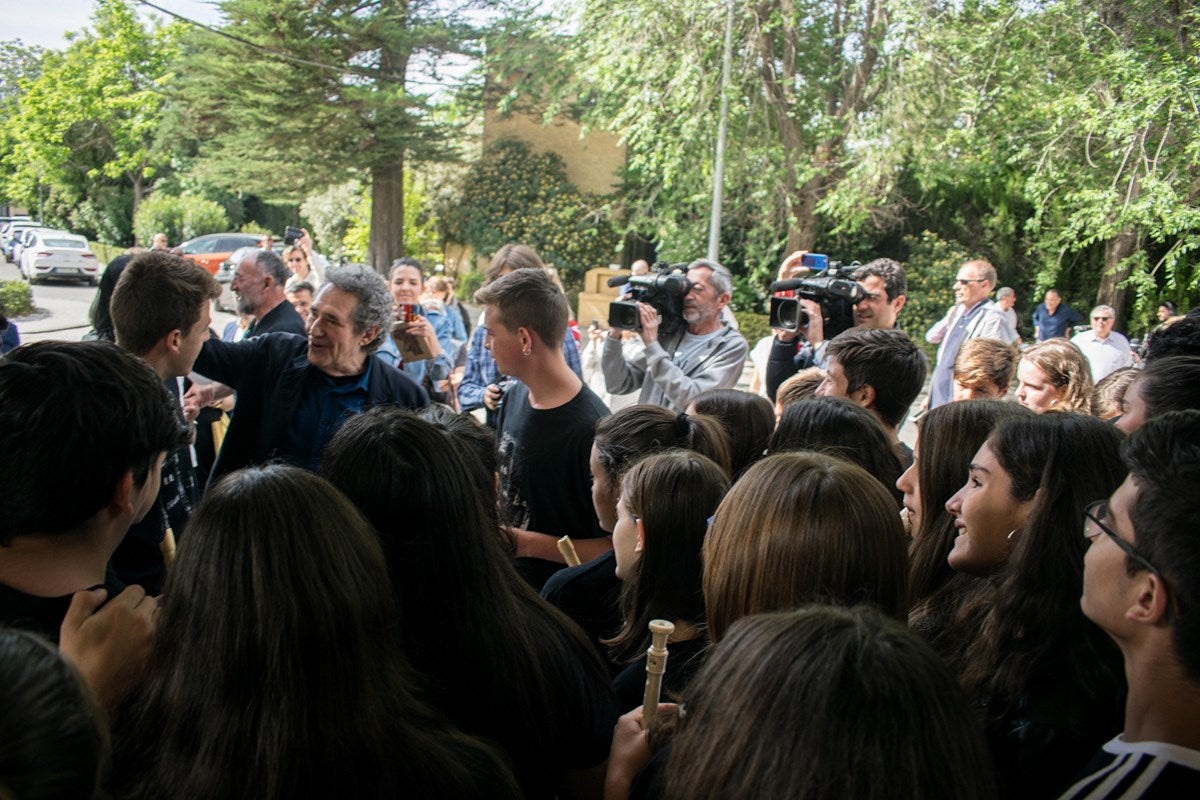 El cantante Miguel Rios, visita el IES Albayzin de Granada, donde se ha inaugurado un estudio de grabación con su nombre.