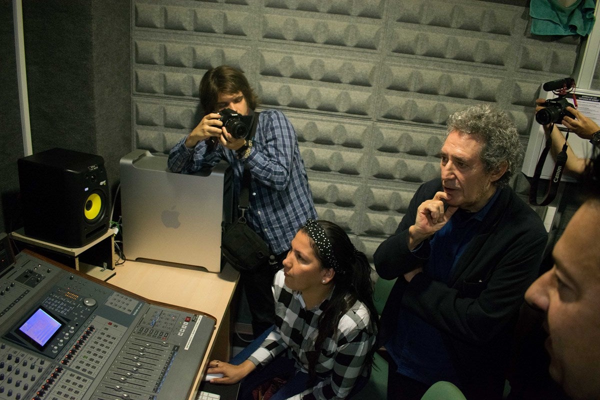 El cantante Miguel Rios, visita el IES Albayzin de Granada, donde se ha inaugurado un estudio de grabación con su nombre.