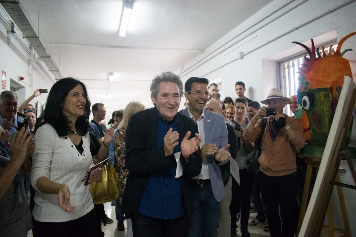 El cantante Miguel Rios, visita el IES Albayzin de Granada, donde se ha inaugurado un estudio de grabación con su nombre.