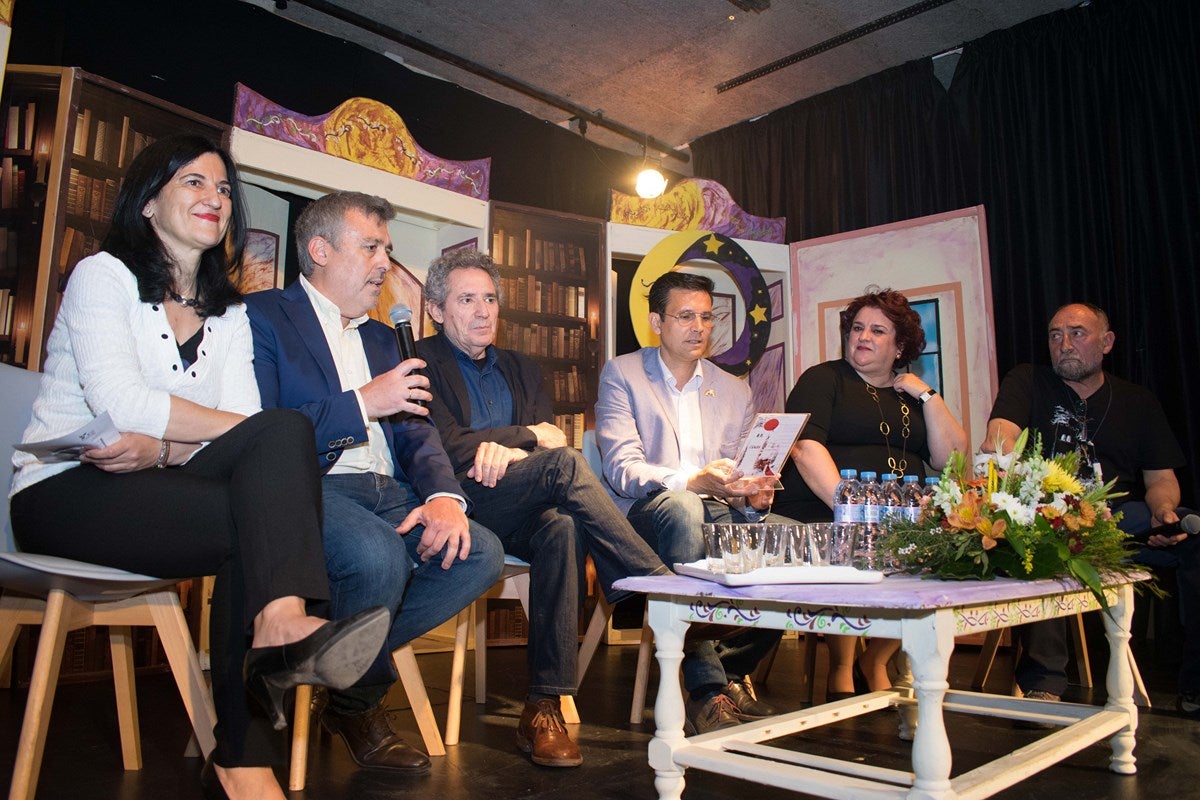 El cantante Miguel Rios, visita el IES Albayzin de Granada, donde se ha inaugurado un estudio de grabación con su nombre