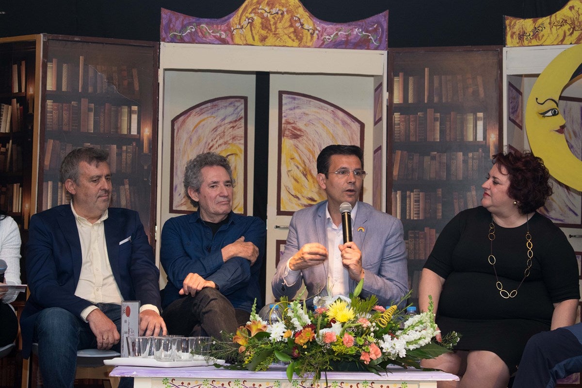 El cantante Miguel Rios, visita el IES Albayzin de Granada, donde se ha inaugurado un estudio de grabación con su nombre.