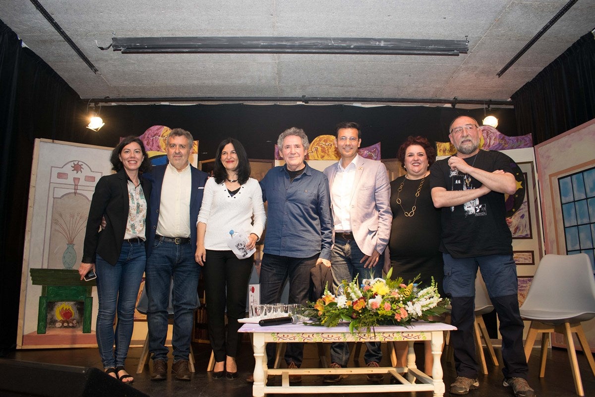 El cantante Miguel Rios, visita el IES Albayzin de Granada, donde se ha inaugurado un estudio de grabación con su nombre