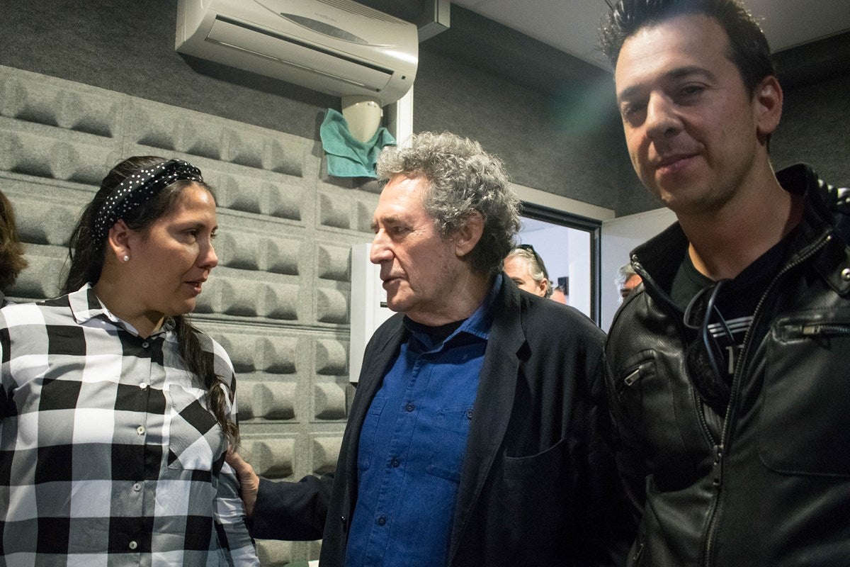 El cantante Miguel Rios, visita el IES Albayzin de Granada, donde se ha inaugurado un estudio de grabación con su nombre