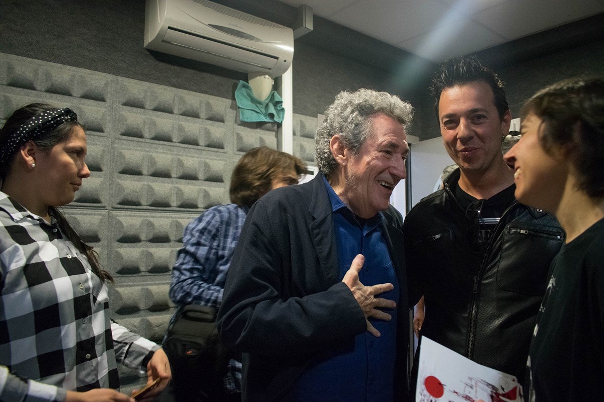 El cantante Miguel Rios, visita el IES Albayzin de Granada, donde se ha inaugurado un estudio de grabación con su nombre