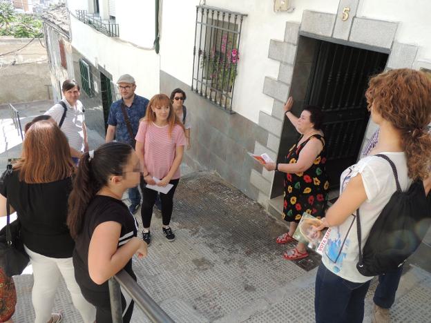 Miembros de Jaén Sentido y Común charlan con vecinas de la calle Alegría.