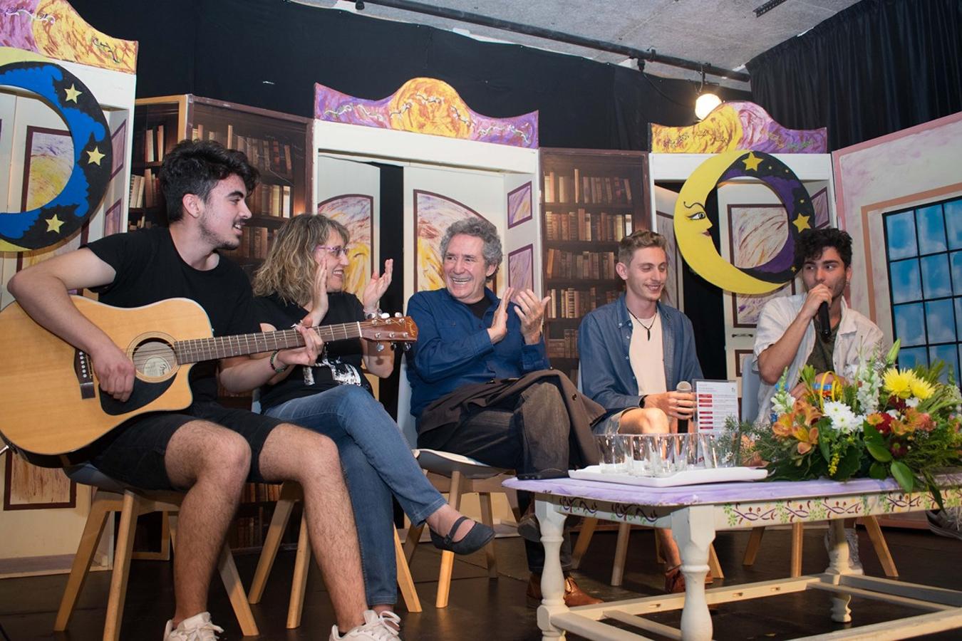 El cantante Miguel Rios, visita el IES Albayzin de Granada, donde se ha inaugurado un estudio de grabación con su nombre.