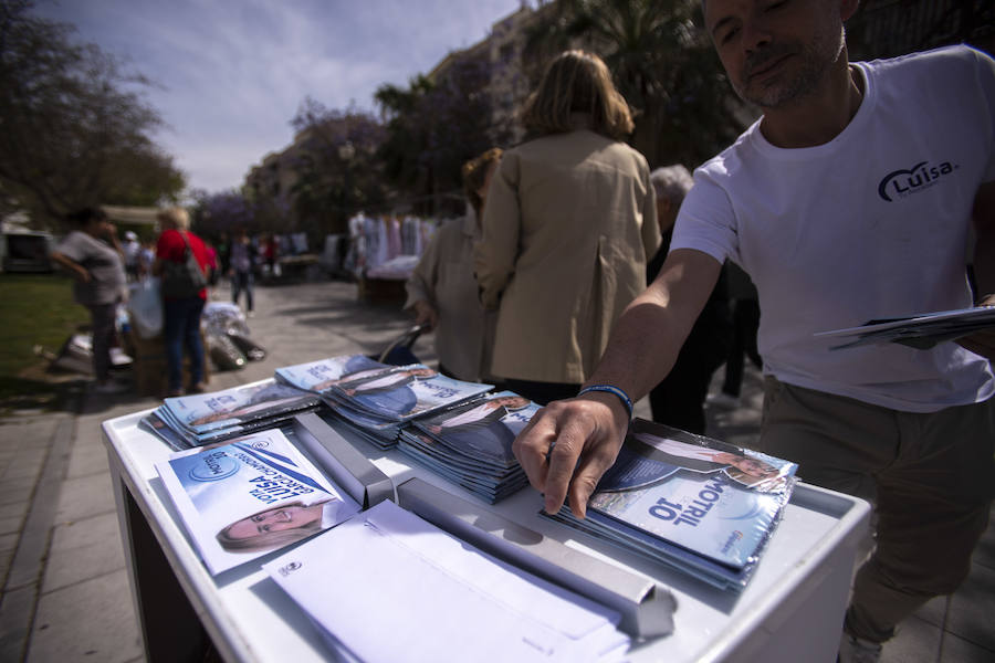 Los integrantes de la candidatura del PP de Motril repartiendo folletos ayer en el mercadillo. 