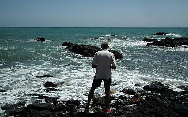 Robert, en el punto de la playa de Torremuelle desde donde Charlee se embarcó en su último viaje.