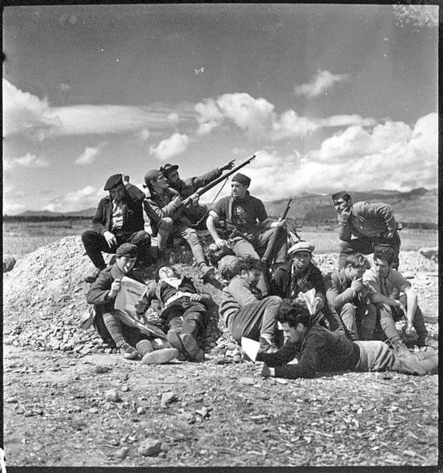 Un grupo de milicianos se toma un descanso en pleno campo, en Aragón.