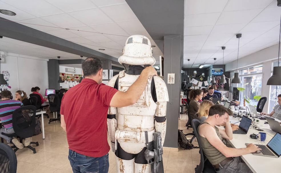 Nada mejor que un soldado imperial de Star Wars para 'garantizar' la seguridad de los usuarios del coworking Errante de Granada.