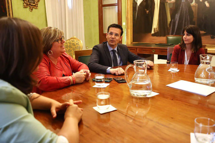 El alcalde de Granada, Francisco Cuenca, en la reunión que han mantenido con representates de Everis