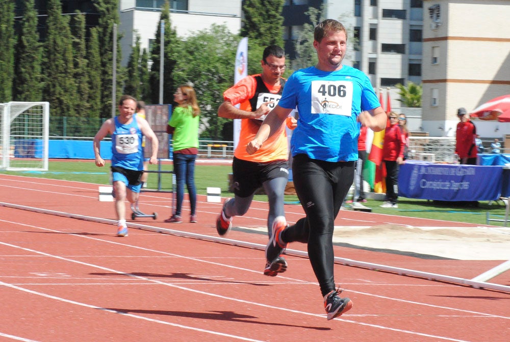 Cerca de trescientos deportistas se encuentran desde ayer en el Complejo Deportivo Núñez Blanca participando en las distintas pruebas de este Campeonato de España organizado por la FEDDI