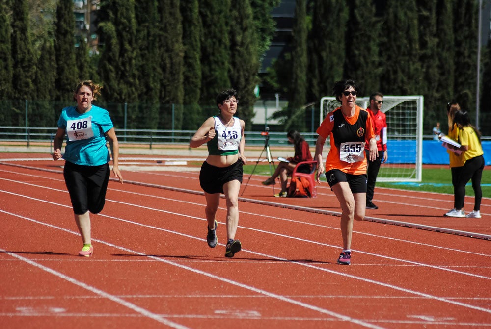 Cerca de trescientos deportistas se encuentran desde ayer en el Complejo Deportivo Núñez Blanca participando en las distintas pruebas de este Campeonato de España organizado por la FEDDI