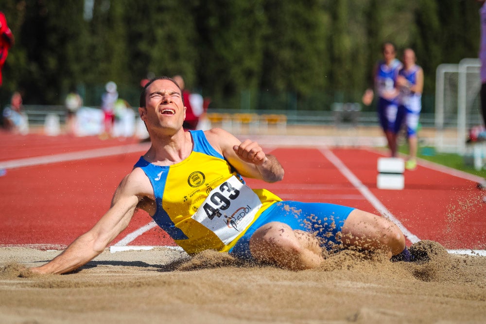 Cerca de trescientos deportistas se encuentran desde ayer en el Complejo Deportivo Núñez Blanca participando en las distintas pruebas de este Campeonato de España organizado por la FEDDI