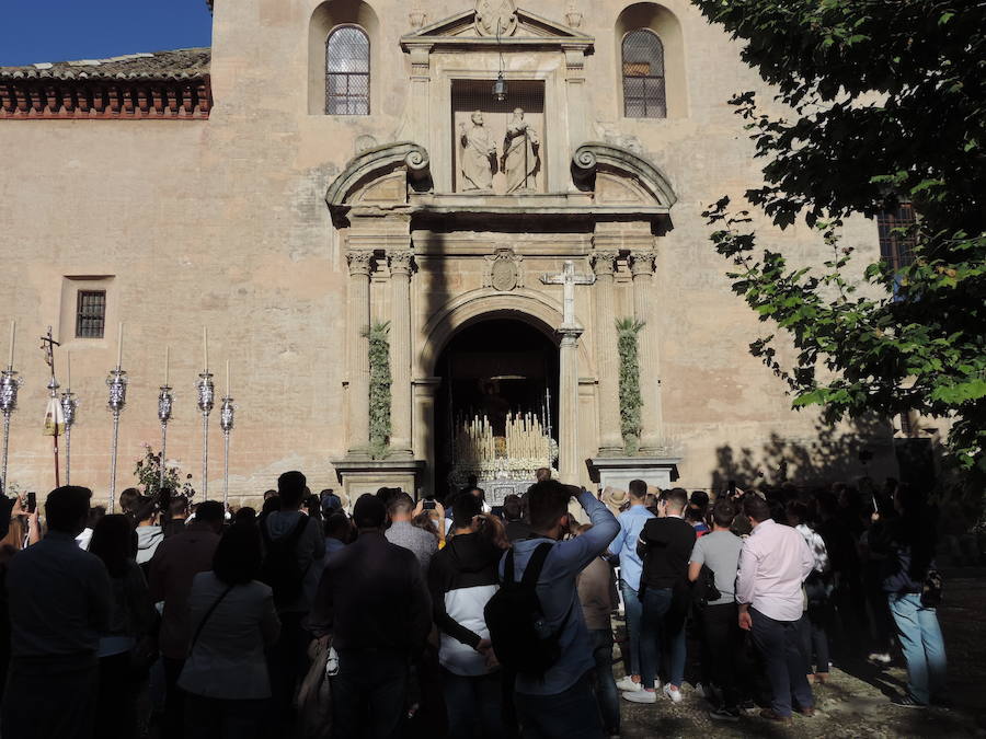 Aquí puedes ver una seleción de las mejores imágenes del recorrido de la Virgen de las Maravillas por las calles de la capital