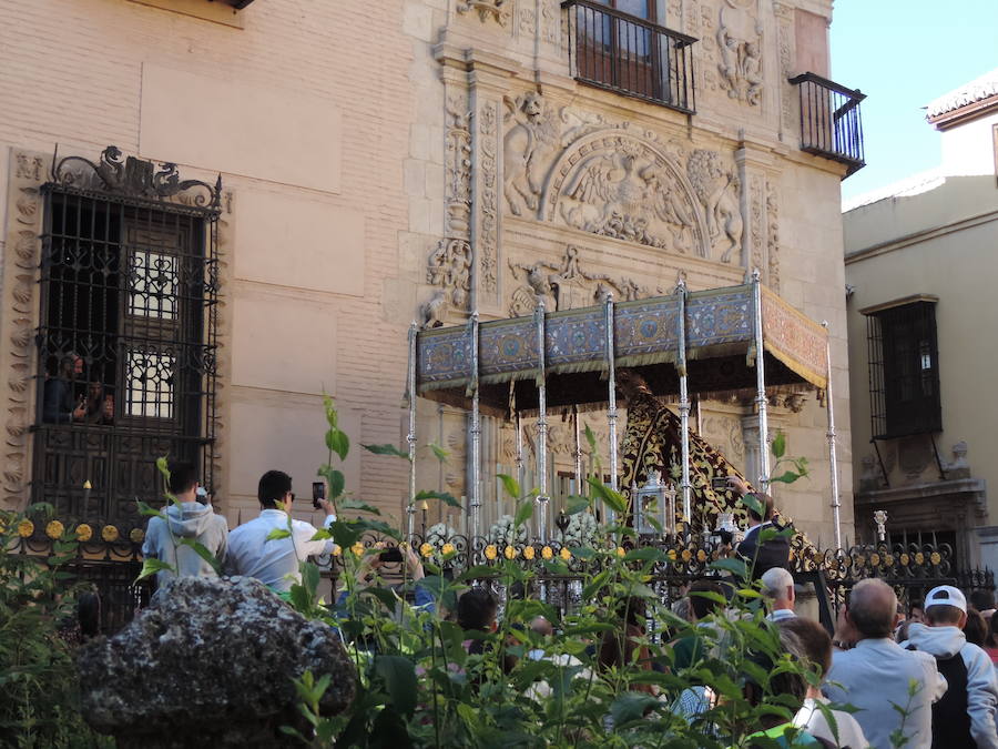 Aquí puedes ver una seleción de las mejores imágenes del recorrido de la Virgen de las Maravillas por las calles de la capital