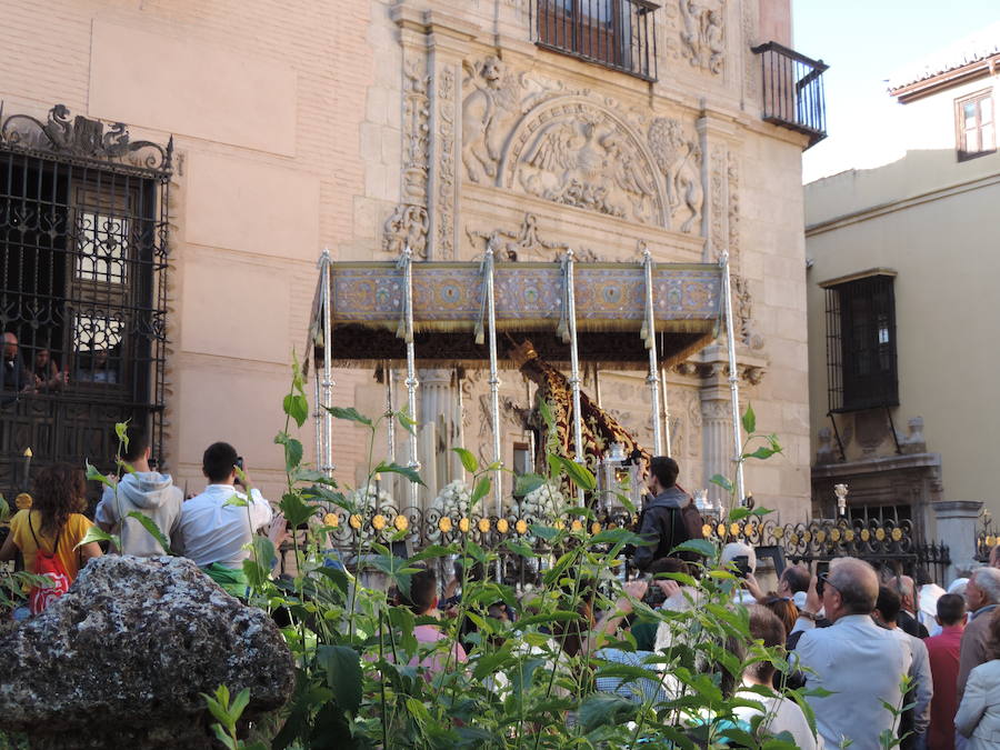 Aquí puedes ver una seleción de las mejores imágenes del recorrido de la Virgen de las Maravillas por las calles de la capital