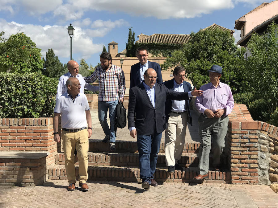 Miembros de la candidatura del PP de Granada, en el Huerto del Carlo, con algunos vecinos.