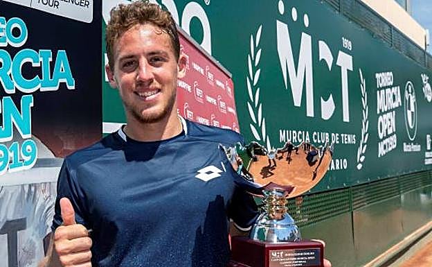 El tenista granadino Roberto Carballés posa con el trofeo de campeón, al vencer recientemente en la final del ATP Challenger Murcia.