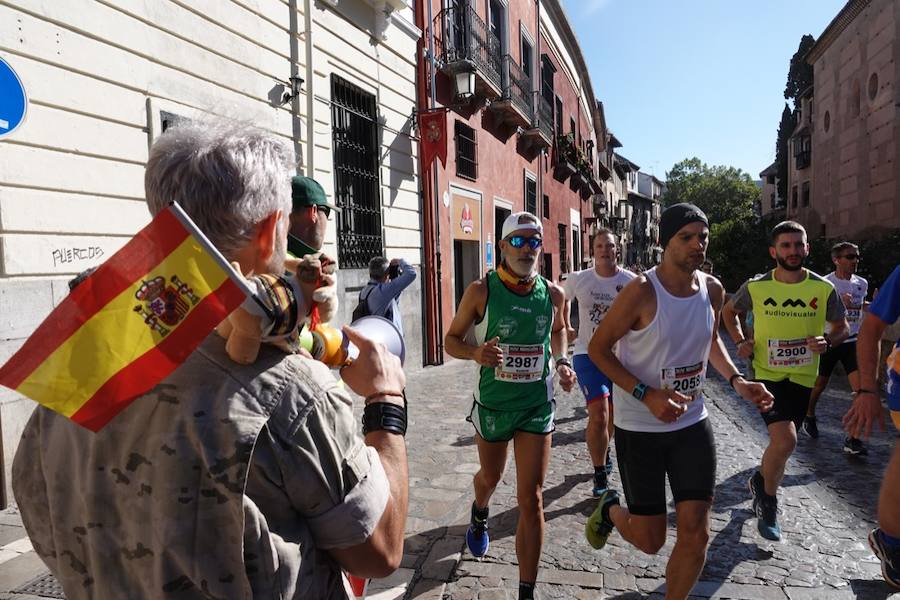 Un total de 13.1 kilómetros, dos menos que la pasada edición, y un desnivel acumulado de 207 metros de auténtica belleza por los barrios del Albaicín y el Sacromonte, dejando la Alhambra a la espalda, sin dejar de recorrer también los espacios más emblemáticos de la capital