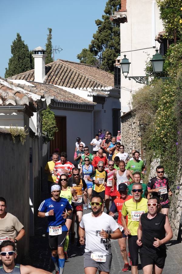 Un total de 13.1 kilómetros, dos menos que la pasada edición, y un desnivel acumulado de 207 metros de auténtica belleza por los barrios del Albaicín y el Sacromonte, dejando la Alhambra a la espalda, sin dejar de recorrer también los espacios más emblemáticos de la capital